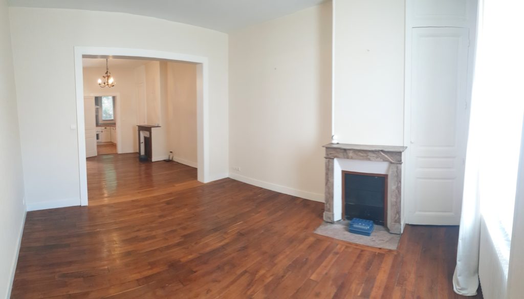 Séjour avec parquet et cheminée