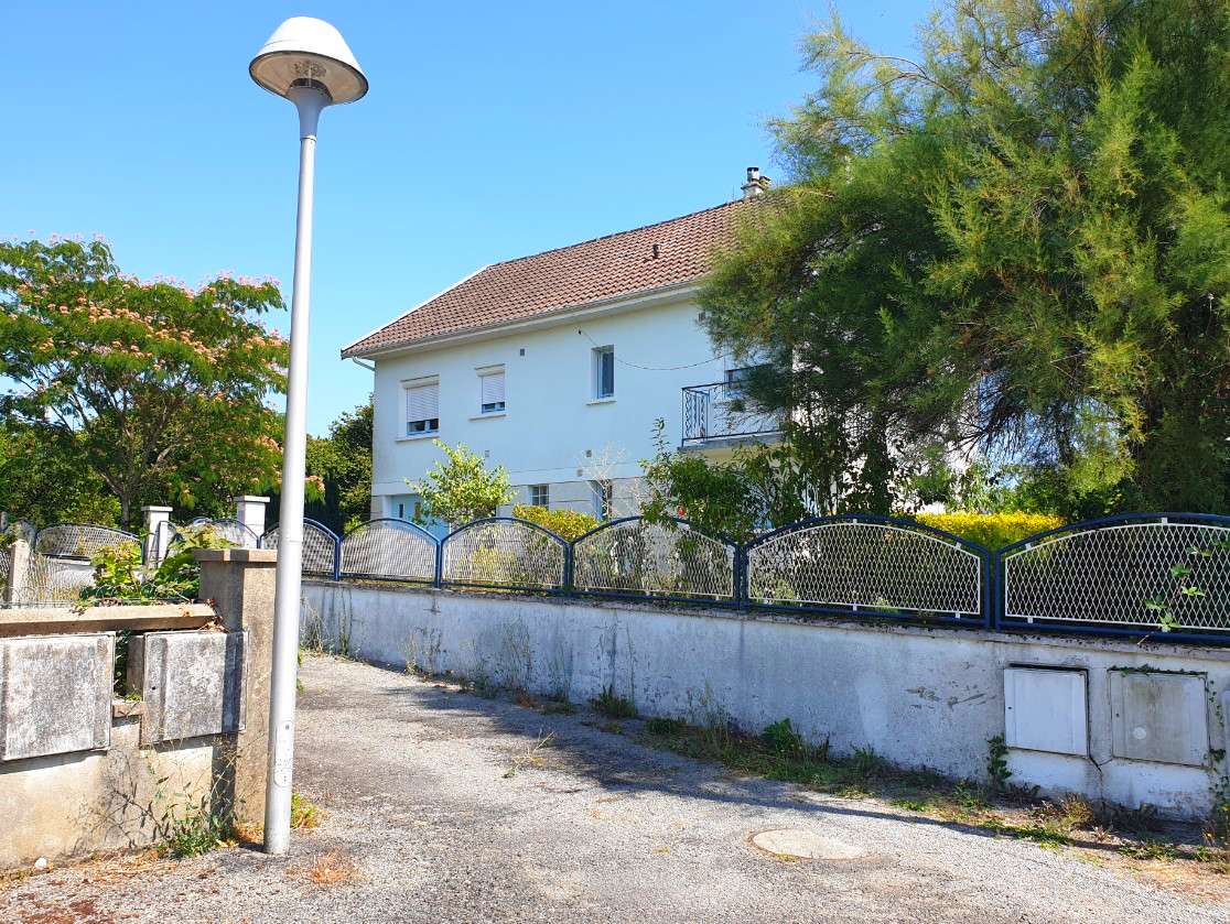 Maison vendue par IMMOGES au Palais-sur-Vienne : façade et jardin